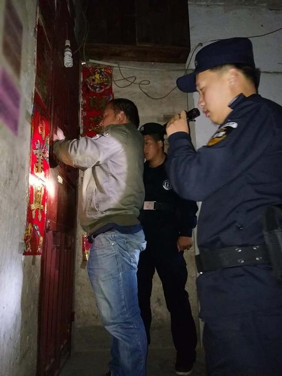 鲁容乡粗心妈妈误将幼女锁家中 民警全城寻开锁师傅开门